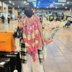 ہانیہ عامر کی عمرے سے واپسی، ایئرپورٹ پر لی گئی تصویر وائرل
