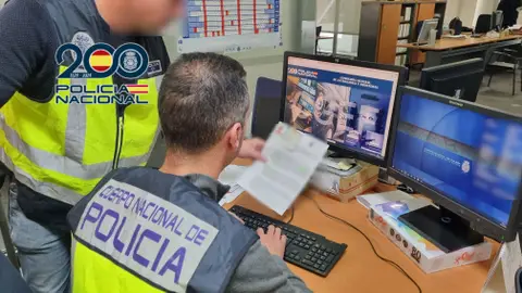 agentes-policia-nacional-plena-investigacion_70