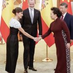 بیجنگ میں ہسپانوی شاہی جوڑے کا تاریخی قدم، تیان آن من چوک میں پہلی بار پھولوں کی چادر چڑھائی