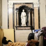 لیون میں بے گھر کم عمر مہاجرین کی حالتِ زار، چرچ میں رات گزارنے پر مجبور