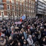 میڈرڈ میں امریکی سفارت خانے کے سامنے نکولس مادورو کی گرفتاری کے خلاف احتجاج، امریکہ دہشت گرد کے نعرے