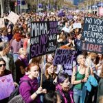 بارسلونا: یومِ خواتین پر ہزاروں کا احتجاج؛ عالمی جنگوں اور ‘رجعت پسندانہ حملوں’ کے خلاف دہائی