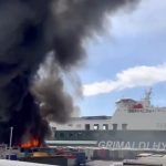 بارسلونا کی بندرگاہ پر آگ: کنٹینرز جل گئے، دھوئیں کا بڑا بادل آسمان پر چھا گیا