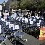 آدموز ٹرین حادثہ: متاثرین کا اسپین کی پارلیمنٹ کے سامنے احتجاج، 47 خالی کرسیوں کے ساتھ انصاف کا مطالبہ