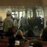 بادالونا میں مہاجرین کی ریگولرائزیشن کا آغاز، سٹی ہال کے باہر طویل قطاریں، میئر کی معمول کی شہری خدمات برقرار رکھنے کی ہدایت