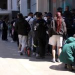 نئے امیگریشن منصوبے کے تحت کاغذی کارروائی کے دباؤ سے شہری خدمات متاثر ،تارکینِ وطن کو پانچ گھنٹے طویل قطاروں کا سامنا