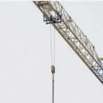 برگوس میں مزدوروں کا احتجاج: تین ماہ کی تنخواہ نہ ملنے پر دو کارکن کرین پر چڑھ گئے