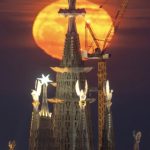 ساگرادا فامیلیا کے یسوع ٹاور کے پیچھے مکمل چاند،وائرل تصویر کے پیچھے کون ہے؟