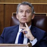 البرتو نونیز فیخو نے ووکس کے مؤقف کی تردید کر دی، کہا عوامی خدمات میں ہسپانویوں کو ترجیح نہیں دی جائے گی