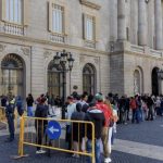 بارسلونا کے بلدیاتی دفاتر میں مہاجرین کی رجسٹریشن کے باعث بدستور افراتفری برقرار